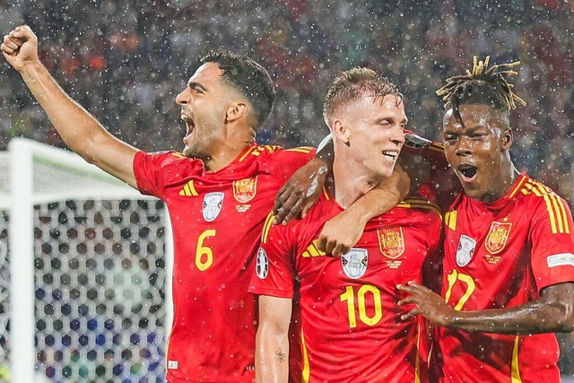 Spaniens Dani Olmo (M) jubelt nach sei...en Mikel Merino (l) und Nico Williams.  | Foto: Rolf Vennenbernd (dpa)