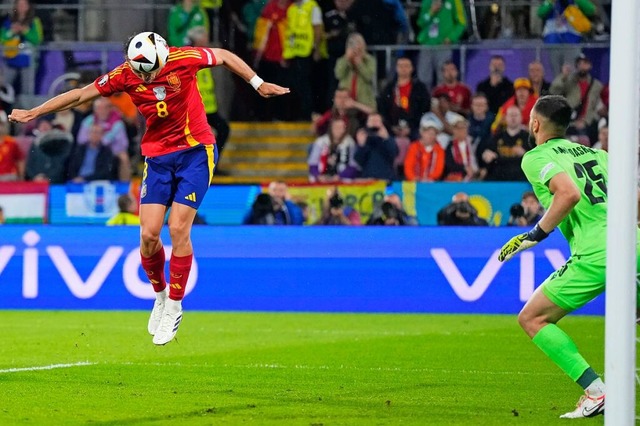 Der Spanier Fabian Ruiz kpft das Tor zum 2:1 gegen Georgien.  | Foto: Manu Fernandez (dpa)