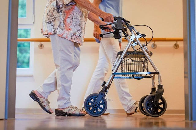 Immer mehr Menschen, die im Pflegeheim...ie Kosten nicht mehr selbst aufkommen. | Foto: Christoph Schmidt (dpa) Immer mehr Menschen, die im Pflegeheim...ie Kosten nicht mehr selbst aufkommen. | Foto: Christoph Schmidt (dpa)
