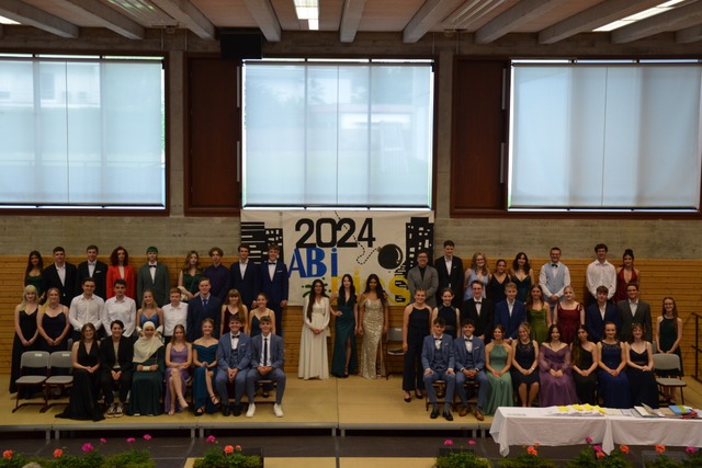 Die Absolventen des Jahrgangs 2024 am ...r Abschlussfeier in der Humboldt-Halle  | Foto: Andreas Demuth