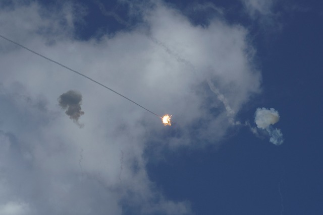 Einige Raketen konnten zerst&ouml;rt w...dere landeten in offenem Gel&auml;nde.  | Foto: Leo Correa/AP/dpa