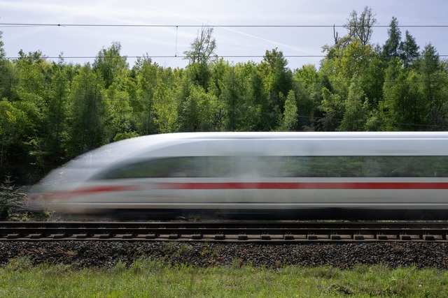 Die Bahn will 2025 nach eigenen Angabe...aus dem Fernverkehrsangebot streichen.  | Foto: Boris Roessler/dpa