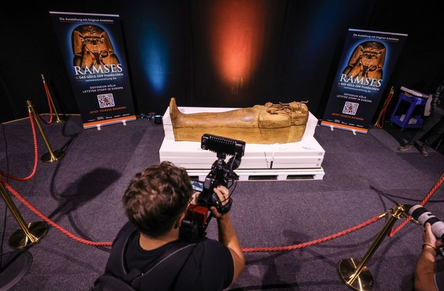 Die Ausstellung "Ramses & das Gold der...n" macht erstmals Halt in Deutschland.  | Foto: Oliver Berg/dpa