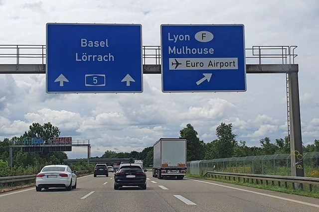 Autofahrer knnen sdlich von Neuenbur...htung Mulhouse und Flughafen abbiegen.  | Foto: Hannes Selz