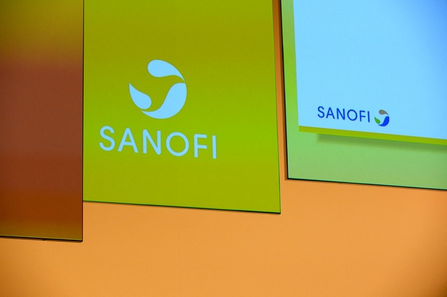 Das Logo des franz&ouml;sischen Arzneimittelherstellers Sanofi.  | Foto: Eric Piermont/AFP/dpa