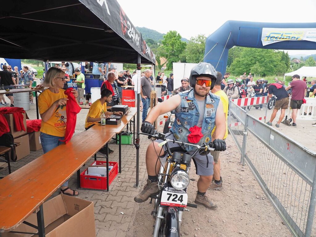 Der Schwarzwald-Moped-Marathon hat zahlreiche begeisterte Fahrer, Schrauber und Fans nach Mnchweier gelockt. Dort gab es viel zu entdecken: Von besonderen Fahrzeugen bis hin zu kreativen Outfits.