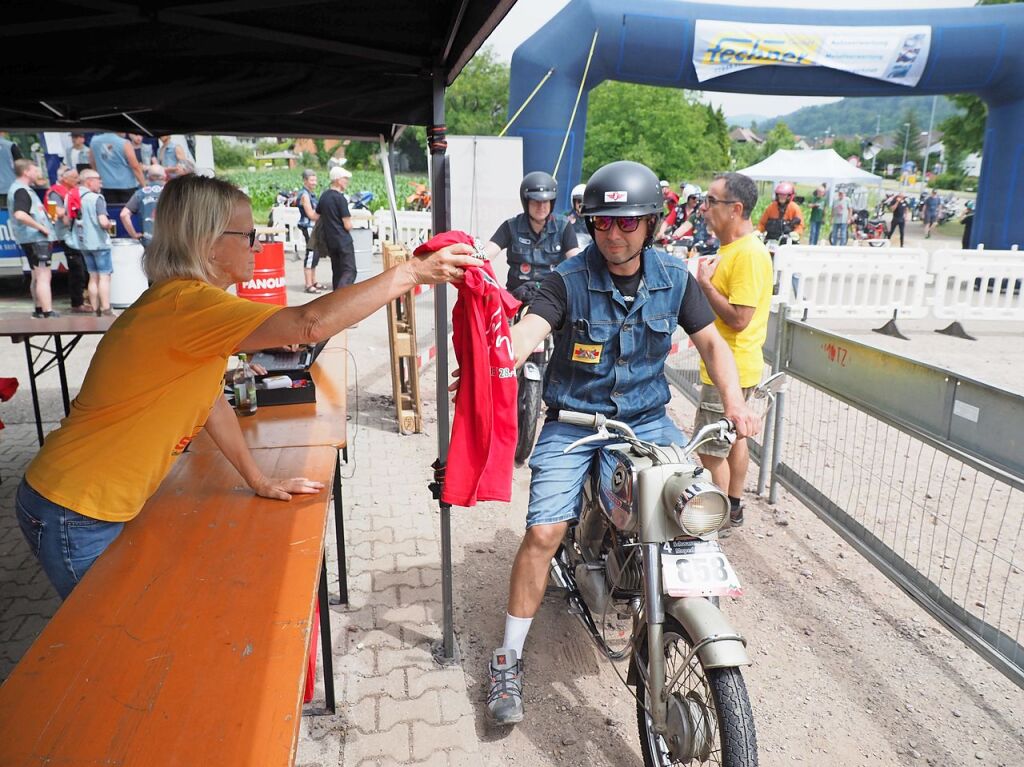 Der Schwarzwald-Moped-Marathon hat zahlreiche begeisterte Fahrer, Schrauber und Fans nach Mnchweier gelockt. Dort gab es viel zu entdecken: Von besonderen Fahrzeugen bis hin zu kreativen Outfits.