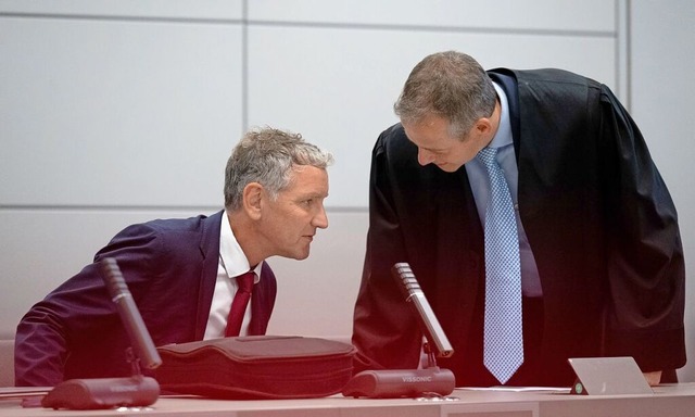 AfD-Politiker Bjrn Hcke bert sich k...r Urteilsverkndung mit seinem Anwalt.  | Foto: Hendrik Schmidt (dpa)