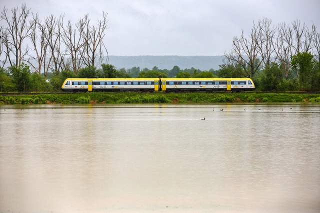 Unwetter haben den Bahnverkehr im Juni stark beeintr&auml;chtigt.  | Foto: Thomas Warnack/dpa
