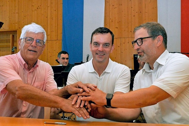 Unterzeichnen eine Urkunde zum zehnjh...on links), Erik Weide und Andreas Bix.  | Foto: Bettina Schaller
