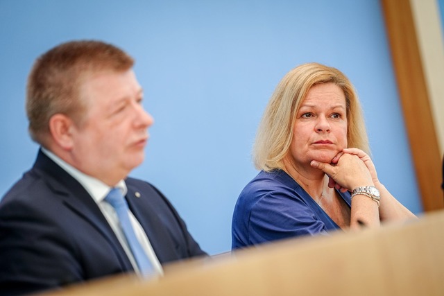 Bundesinnenministerin Faeser und Verfassungsschutz-Pr&auml;sident Haldenwang  | Foto: Kay Nietfeld/dpa