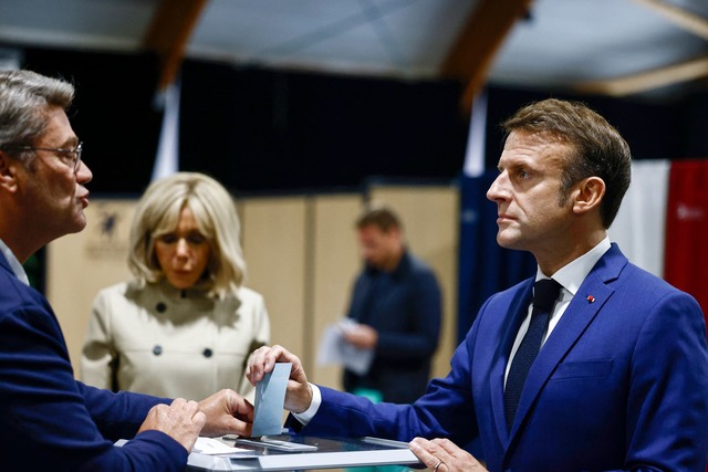 Mit ernster Miene zur Urne: Macron w&auml;hlt  | Foto: Yara Nardi/Reuters Pool/AP/dpa