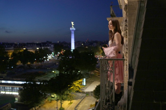 Eine Serie voller Klischees: &quot;Emily in Paris&quot;  | Foto: Carole Bethuel / dpa 