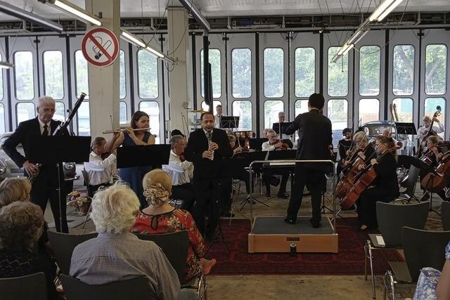 Sinfonieorchester spielt in Werkhalle