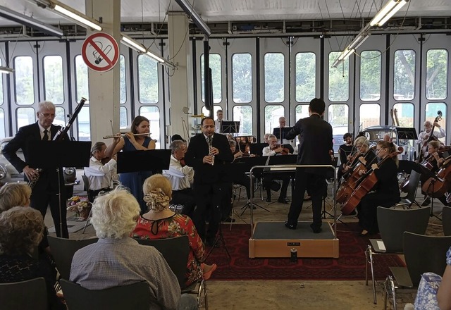 Das Oberrheinische Sinfonieorchester bei seinem Konzert in Halle 9  | Foto: Lucas Gassilloud