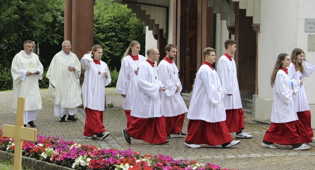 Die Geistlichen und die Ministrantinne...ranten  beim Auszug aus dem Gotteshaus  | Foto: Hansjrg Bader