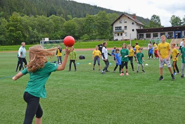 Ballspiele, Gymnastik und ein Grillfest beim Sommercamp in St. Blasien