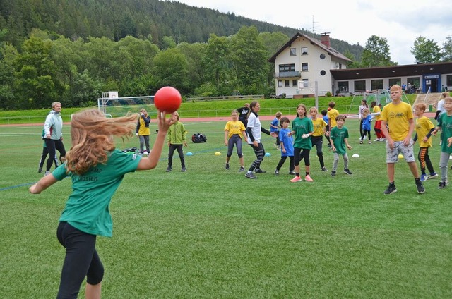 Spiele wie Vlker- und Brennball gehren auch zum Sommercamp.  | Foto: Sebastian Barthmes