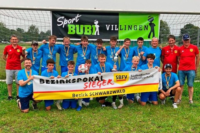Die B-Junioren des FV Tennenbronn jube...ieg im Finale gegen den TuS Bonndorf.   | Foto: Privat