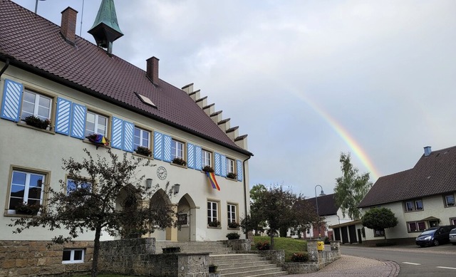 Nicht nur an der Fassade des Ewattinge...am Himmel war ein Regenbogen zu sehen.  | Foto: Stefan Kech