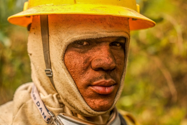 Ein Feuerwehrmann im Einsatz gegen die Flammen im Pantanal.  | Foto: Marcelo Camargo/Agencia Brazil/dpa