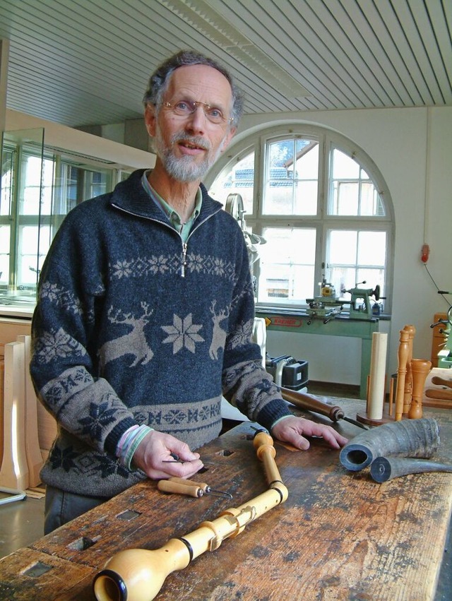 Paul  Hailperin im Jahr 2009 in seiner Werkstatt mit einem Englischhorn  | Foto: Christiane Weishaupt