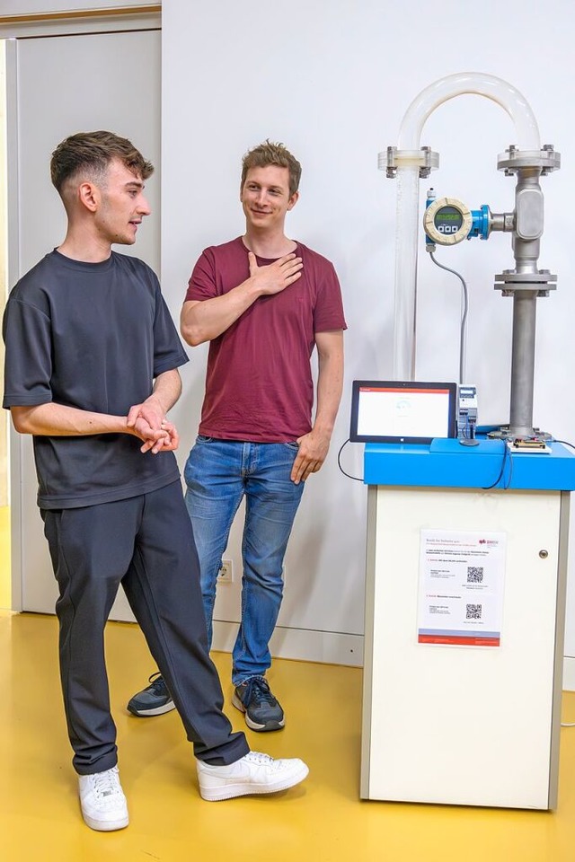 Marvin Kern (links) und Lounis Ammour ...t fit frs digitale Zeitalter gemacht.  | Foto: Alexandra Gnzschel