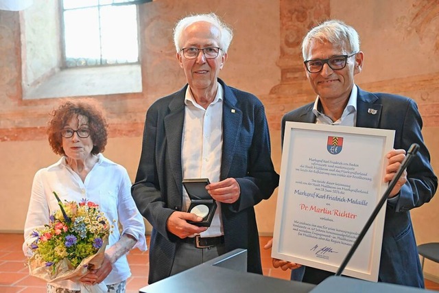 40 Jahre Stadtrat: Martin Richter (Mit...Klara Altes gab es einen Blumenstrau.  | Foto: Volker Mnch