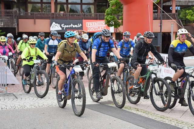 Radelnde Teilnehmer an der &#8222;7 W...genordnach und der RSV Hochschwarzwald  | Foto: Thomas Biniossek