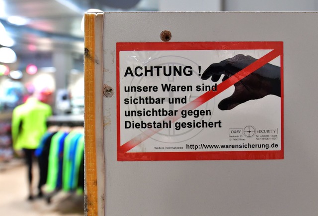 Gesch&auml;fte verst&auml;rken ihre &Uuml;berwachung gegen Langfinger.  | Foto: Martin Schutt/dpa-Zentralbild/dpa