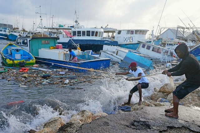 Fischer ziehen ein vom Hurrikan Beryl...ck zum Dock der Bridgetown Fisheries.  | Foto: Ricardo Mazalan (dpa)