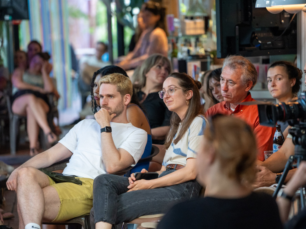 Im BZ-Live-Podcast in der Poolbar in Freiburg erzhlt Natascha Pfau ber die Suche nach dem Mrder ihrer Mutter.