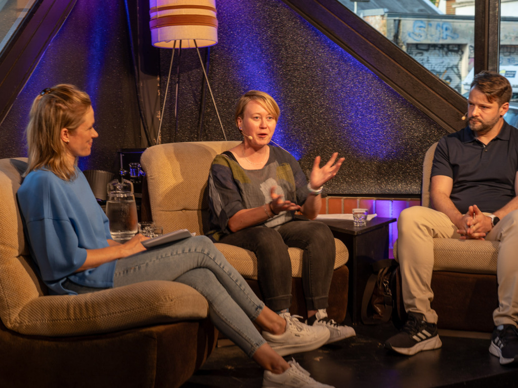 Im BZ-Live-Podcast in der Poolbar in Freiburg erzhlt Natascha Pfau ber die Suche nach dem Mrder ihrer Mutter.