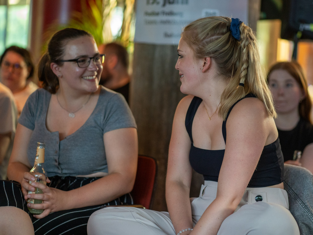 Im BZ-Live-Podcast in der Poolbar in Freiburg erzhlt Natascha Pfau ber die Suche nach dem Mrder ihrer Mutter.