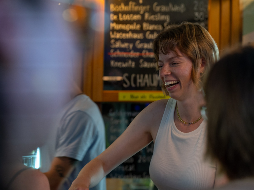 Im BZ-Live-Podcast in der Poolbar in Freiburg erzhlt Natascha Pfau ber die Suche nach dem Mrder ihrer Mutter.