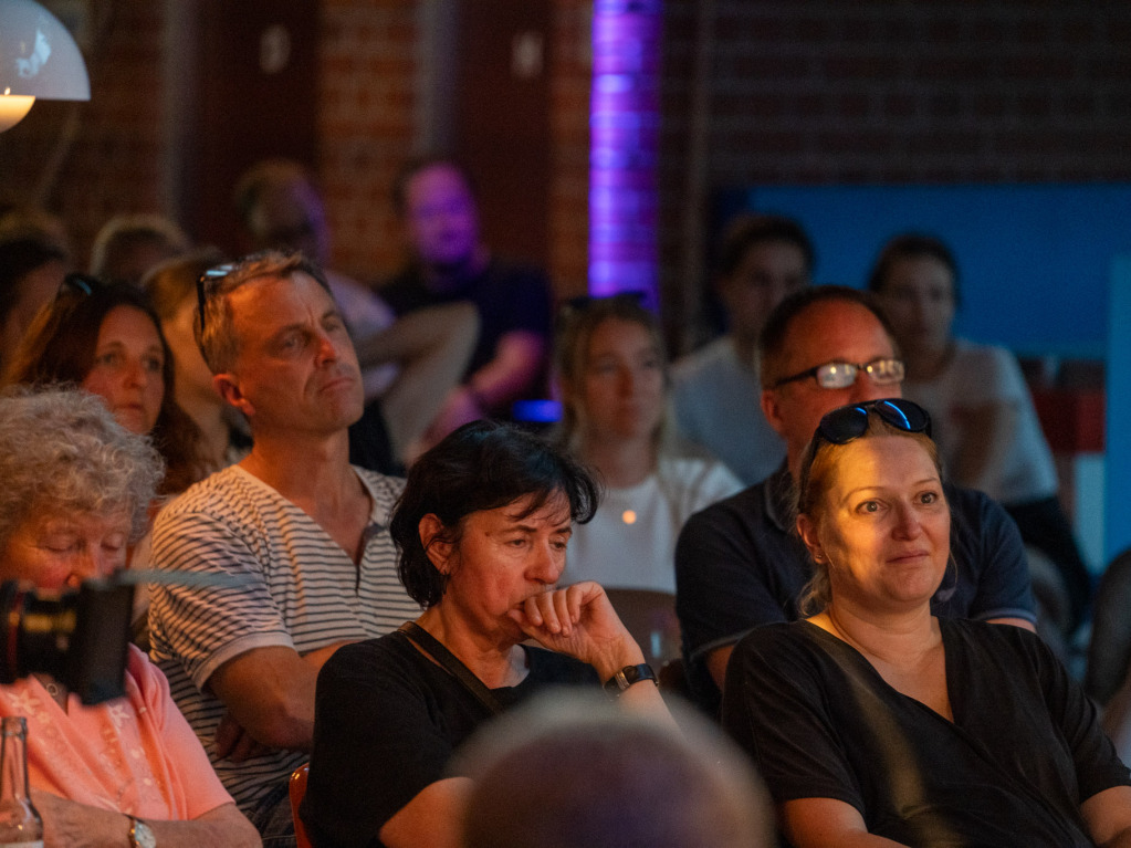 Im BZ-Live-Podcast in der Poolbar in Freiburg erzhlt Natascha Pfau ber die Suche nach dem Mrder ihrer Mutter.