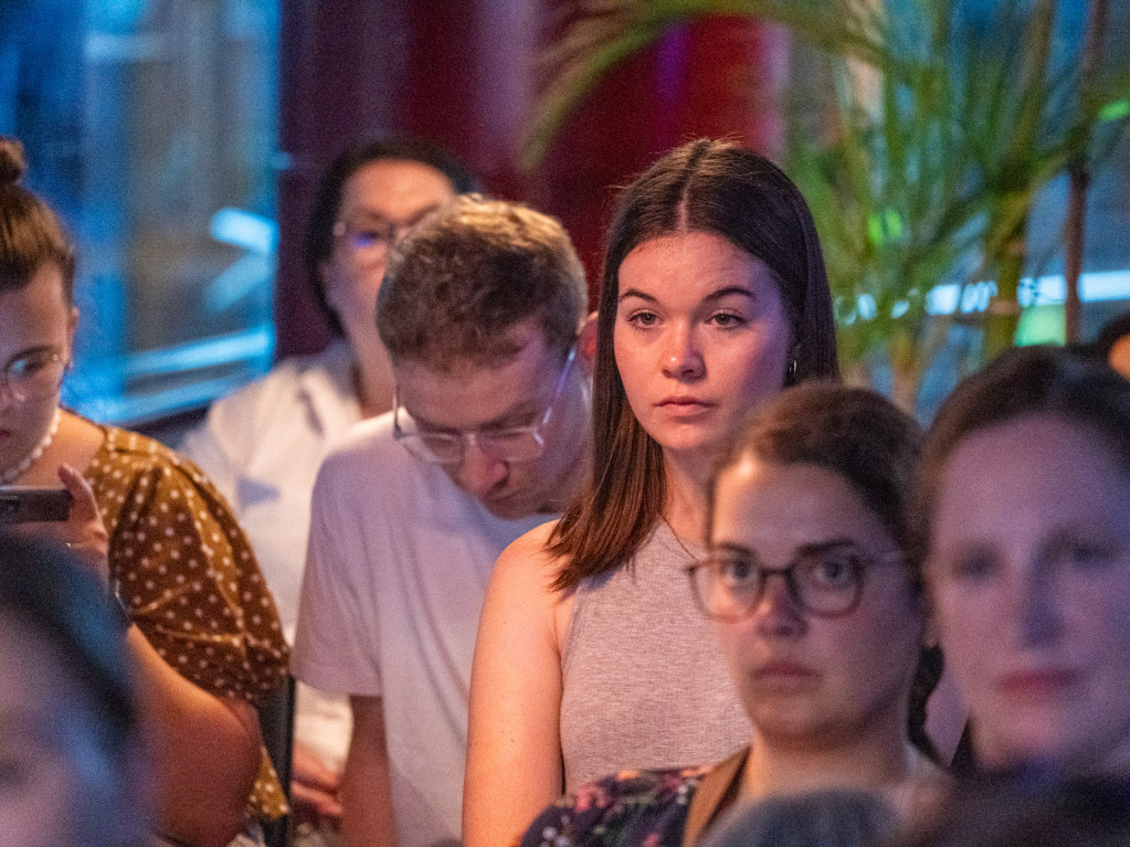 Im BZ-Live-Podcast in der Poolbar in Freiburg erzhlt Natascha Pfau ber die Suche nach dem Mrder ihrer Mutter.