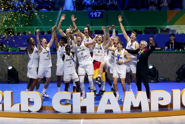Die deutschen Weltmeister schreien ihre Freude heraus.  | Foto: Matthias Stickel/dpa