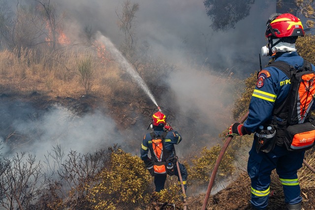 Kos, Chios, Kreta - vielerorts in Griechenland brennt es.  | Foto: Marios Lolos/XinHua/dpa