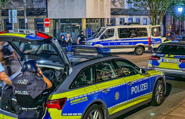 In Weingarten gibt es einen gr&ouml;&s...Polizeieinsatz mit einem Hubschrauber.  | Foto: Fabian Geier/EinsatzReport24/dpa