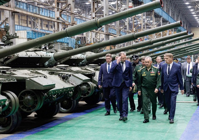 Der damalige russische Verteidigungsmi...;r Panzerfertigung in der Region Omsk.  | Foto: Uncredited/Rusian Defense Ministry Press Service/AP/dpa