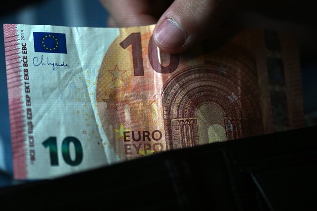 Laut einer Umfrage greifen die meisten...Rechnungen bis zu 20 Euro zum Bargeld.  | Foto: Federico Gambarini/dpa