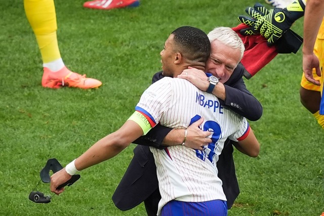 Nationaltrainer Didier Deschamps (r) u...eacute; feiern den Sieg gegen Belgien.  | Foto: Marcus Brandt/dpa