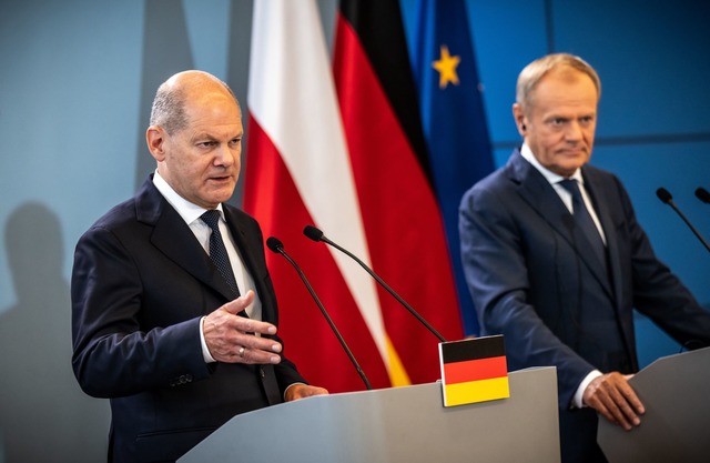 Bundeskanzler Scholz und Polens Regierungschef Tus  | Foto: Michael Kappeler/dpa