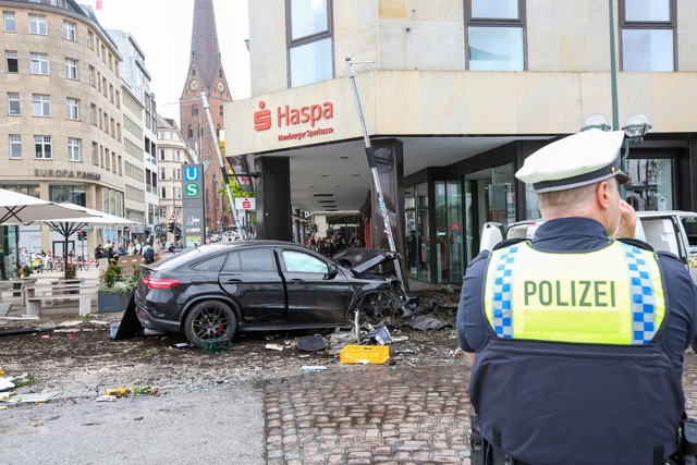 Am Jungfernstieg in der Hamburger Inne...ein Auto in eine Bankfiliale gefahren.  | Foto: Bodo Marks/dpa