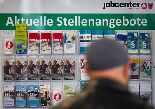 Arbeitsvermittlung in Deutschland - online oder mit Flyern?  | Foto: Jens Kalaene/dpa