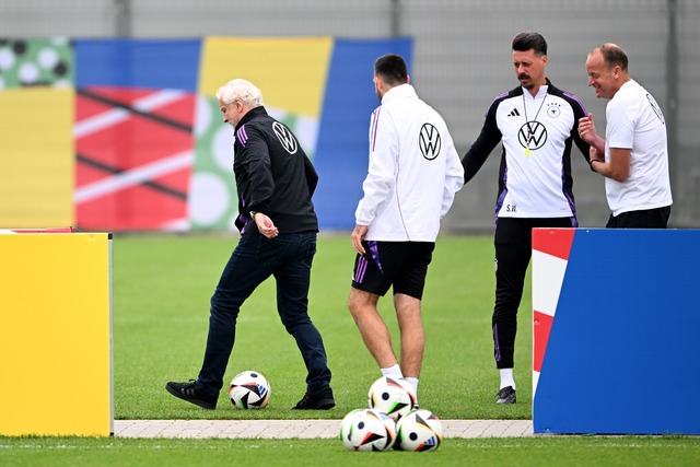Auch DFB-Sportdirektor Rudi V&ouml;lle...deutschen Nationalmannschaft anwesend.  | Foto: Federico Gambarini/dpa
