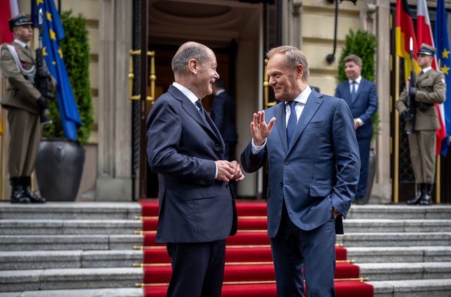 Olaf Scholz (l) und Donald Tusk treffe...en Regierungskonsultationen seit 2018.  | Foto: Michael Kappeler/dpa