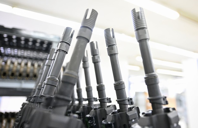 In einer Produktionshalle des Waffenhe...Sturmgewehre vom Typ HK416 aufgereiht.  | Foto: Bernd Wei&szlig;brod/dpa