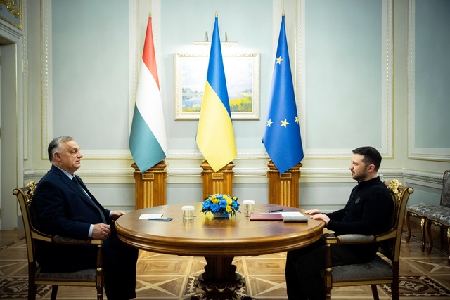 Erstmals seit Kriegsbeginn reiste Ungarns Regierungschef Viktor Orban nach Kiew.  | Foto: Zoltan Fischer/B&uuml;ro des ungarischen Ministerpr&auml;sidenten/MTI/AP/dpa/dpa